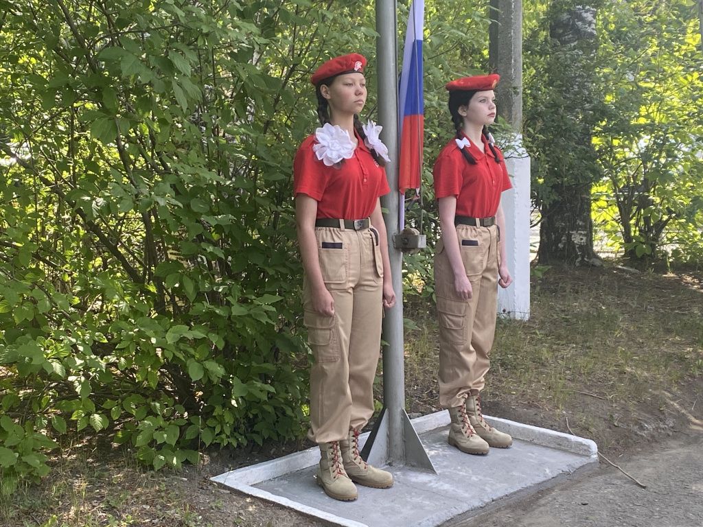 Почетный караул у флага несли юнармейцы. Фото: Анна Куприянова, "Глобус"