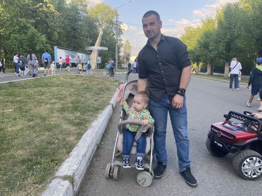 Сергей с сыном считает, что место для катания машин надо было оградить от прохожих. Фото: Анна Куприянова, "Глобус"