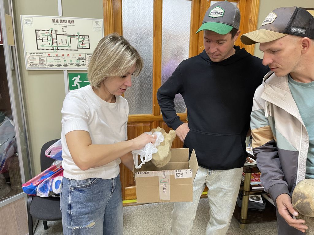 Елена Рагозина рассказала, что в музее есть несколько разных костей крупных доисторических животных. Фото: Анна Куприянова, "Глобус"