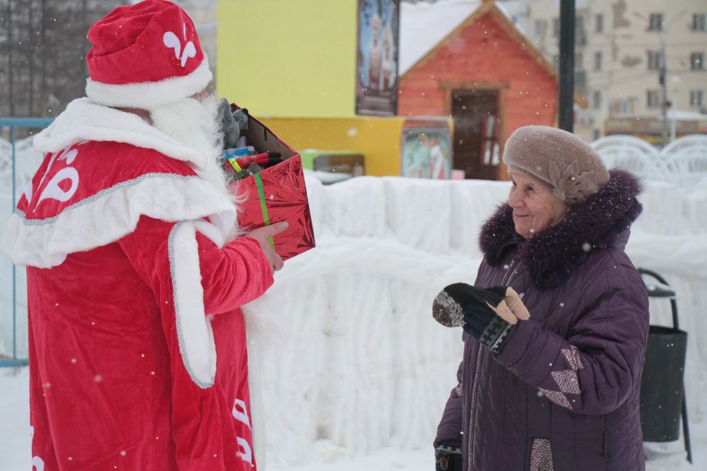 Дед Мороз вновь пройдет по Серову и подарит подарки случайным прохожим. Фото: Константин Бобылев, архив "Глобуса"