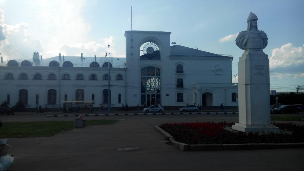 Вокзал и памятник Александру Невскому. Фото: предоставлено Алевтиной Немеровой