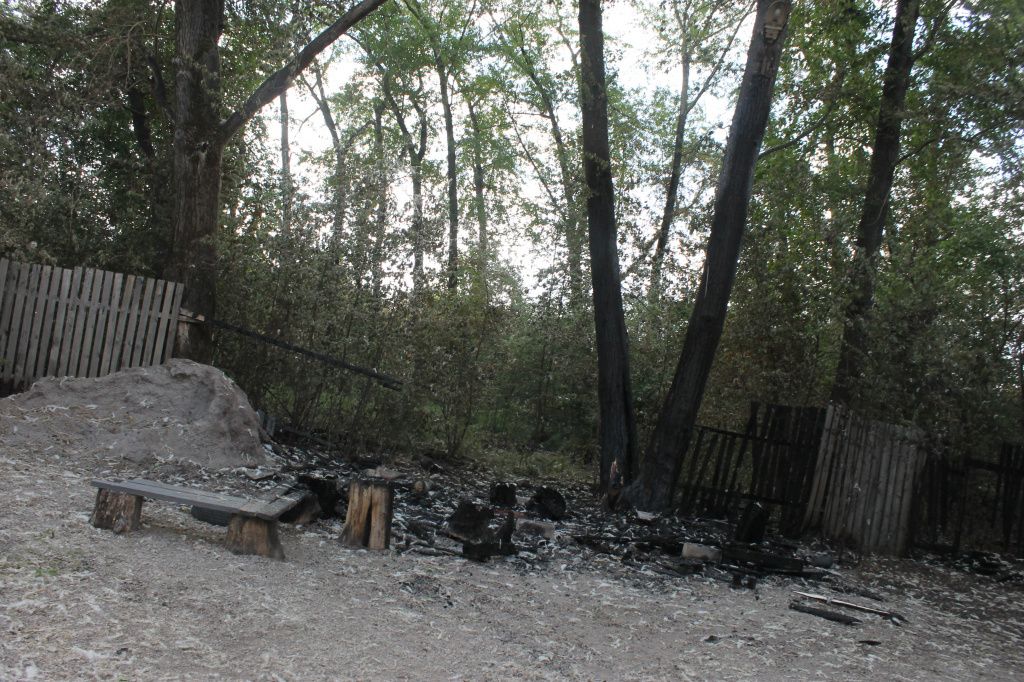 Второе возгорание увидел Денис Разложко. Он сидел на лавочке около будки. Фото: Мария Чекарова, "Глобус" Фото: Мария Чекарова, "Глобус"
