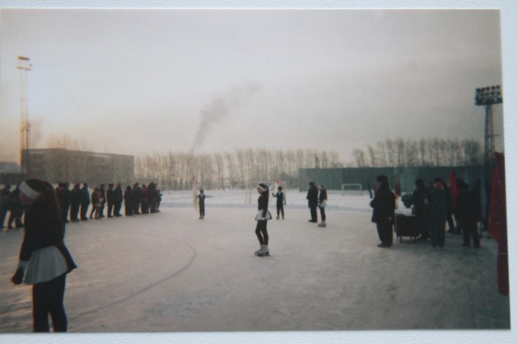 Февраль 2001 года. На стадионе залит большой каток. Рядом - футбольная площадка для тех, кто играет даже зимой. На заднем плане - стены еще работающего корта. Фото из личного архива Константина Бобылева