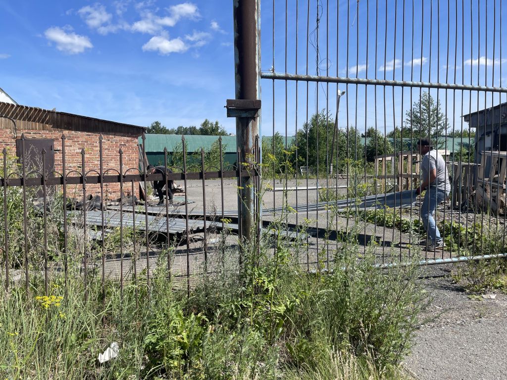 Люди уносили от здания листы металла. Фото: Анна Куприянова, "Глобус"