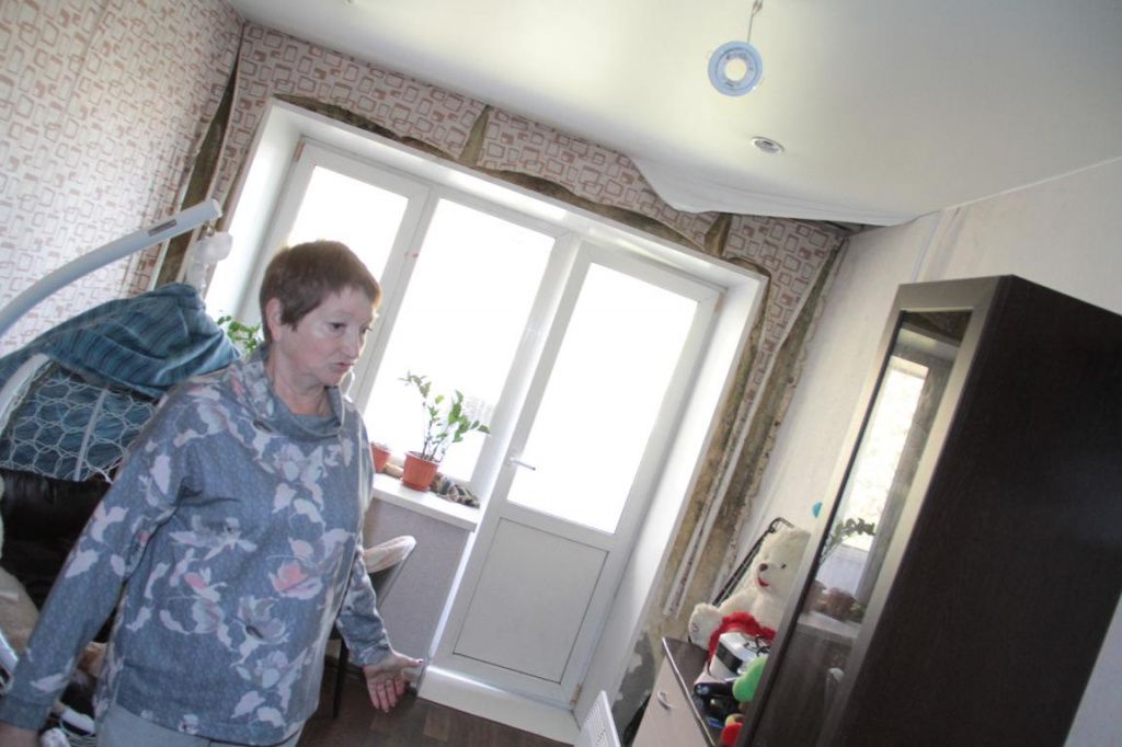 В квартире Светланы Чапуриной от стен отходят обои. Появилась плесень. Фото: Константин Бобылев, "Глобус"