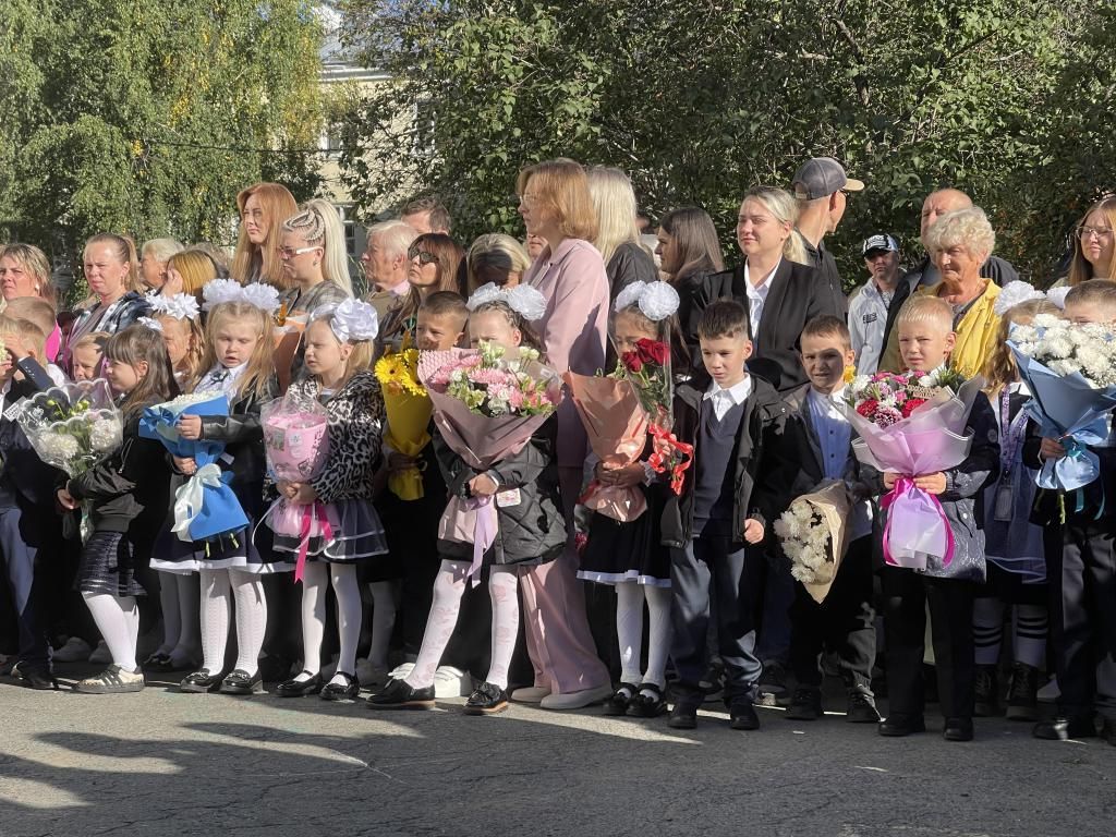 В руках дети держали букеты цветов. Фото: Анна Куприянова, "Глобус"