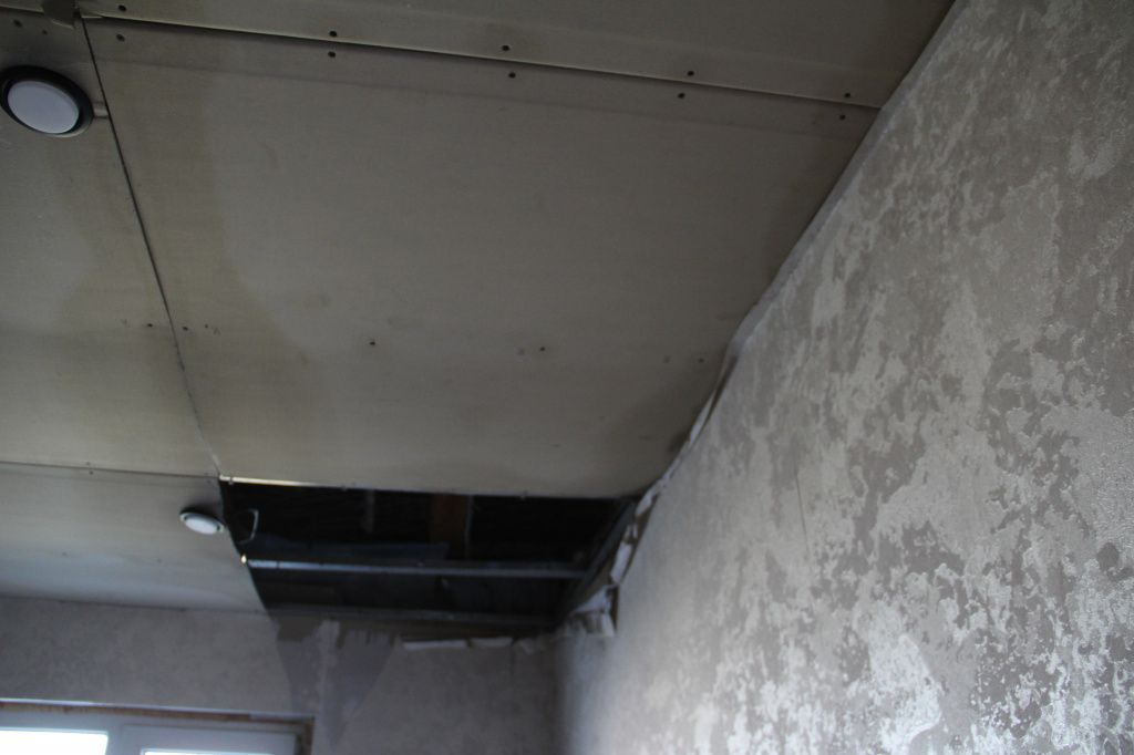 В потолке видна дыра и разводы от воды на гиспокартоне. Фото: Анна Куприянова, "Глобус"