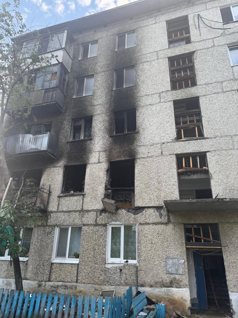 После взрыва газа в квартире на втором этаже произошел пожар. Фото: Дмитрий Меркушев