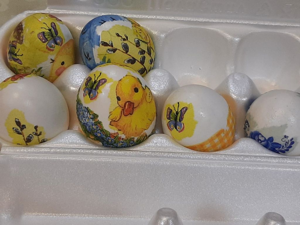 Пасхальные яйца украшенные с помощью бумажных салфеток. Фото: пресс-служба Серовской епархии