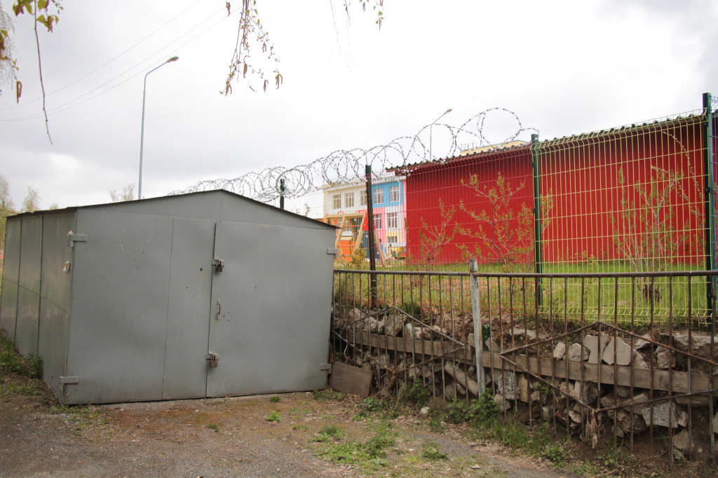 С крыши гаража люди через забор перелазили на территорию детского сада. В 2018 году была установлена колючая проволока. Фото: Константин Бобылев, "Глобус".