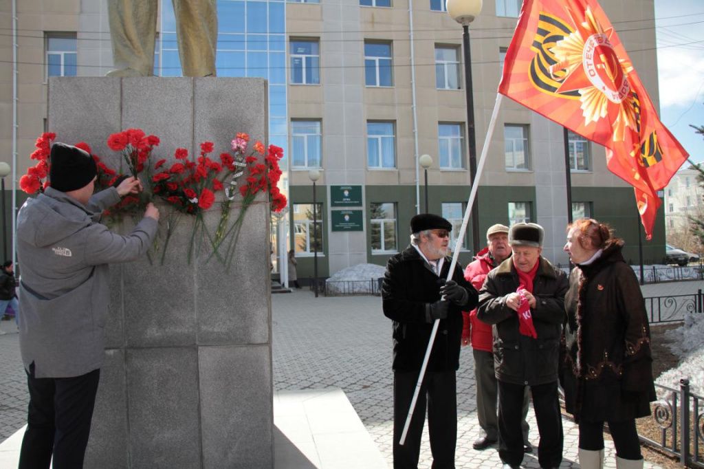 Владимир Ратновский пришел на возложение с флагом. Фото: Константин Бобылев, "Глобус"