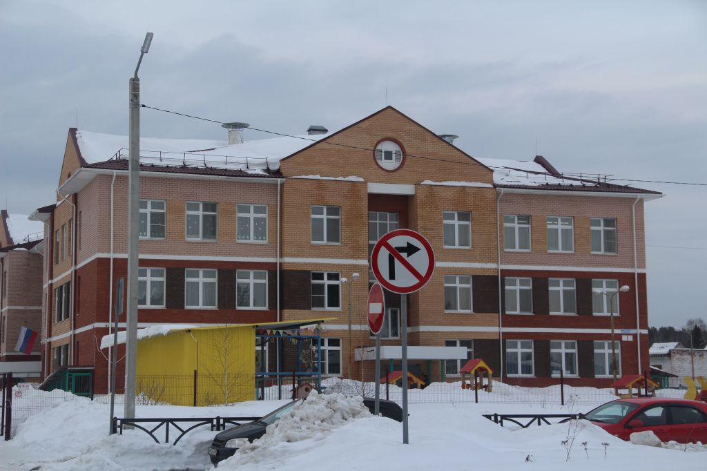 Дорожный знак у садика запрещает повернуть направо. Фото: Анна Куприянова, "Глобус"