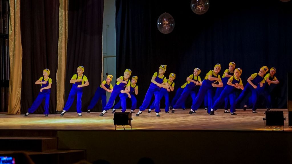 На сцене отреставрированного концертного зала выступали творческие коллективы города и дома культуры. Фото: Дмитрий Красных 