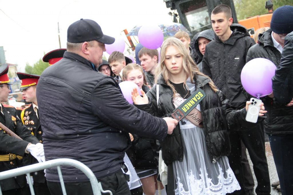 В этом году каждого участника шествия проверяла охрана. Фото: Константин Бобылев, "Глобус"