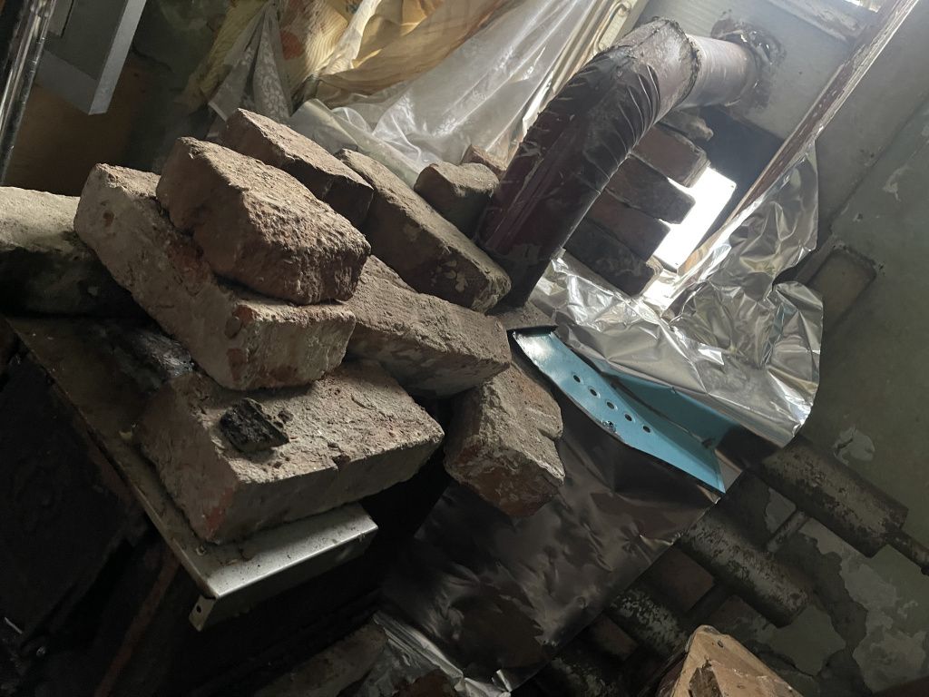 Печка - единственный источник тепла в комнате. Фото: Анна Куприянова, "Глобус"