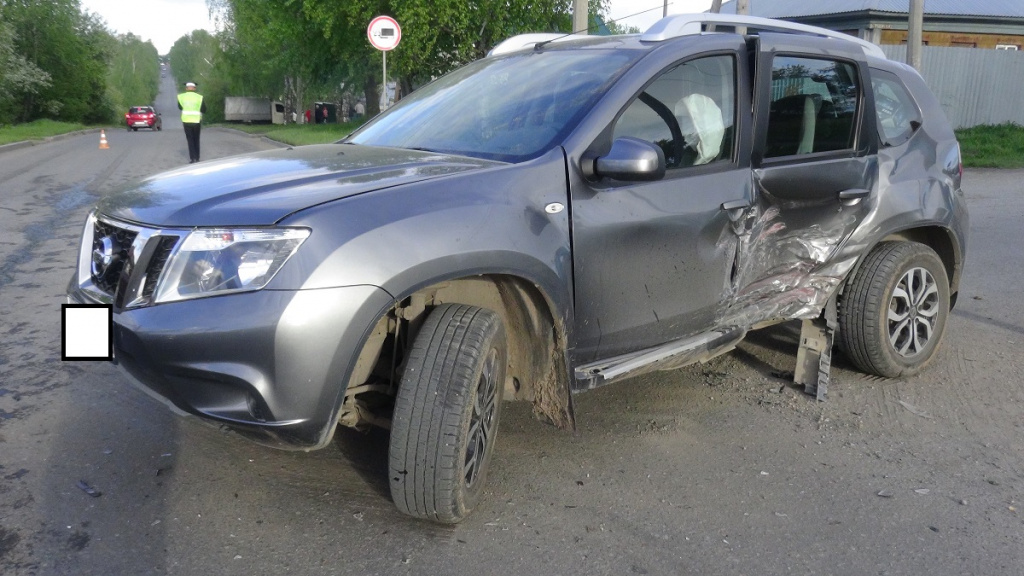 Повреждения автомобиля Nissan. Фото: ГИБДД Серова