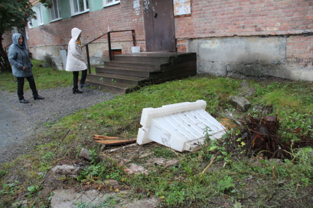 Руководитель "ДомСервиса" уверяет, что работы компания не проводила, но во двор специалисты выедут и проведут обследование. Фото: Анна Куприянова, "Глобус"