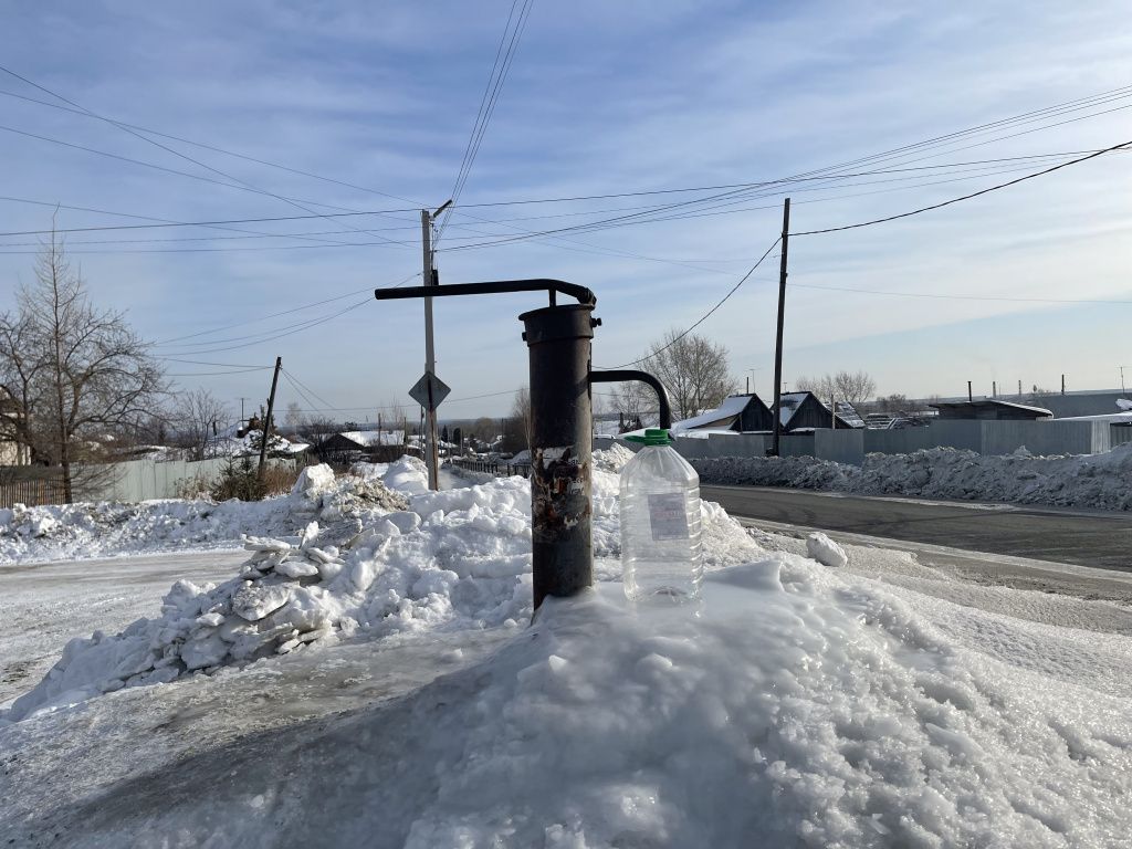 Воду на этой колонке набрать получится, но тара должна быть невысокой. Фото: Анна Куприянова, "Глобус"