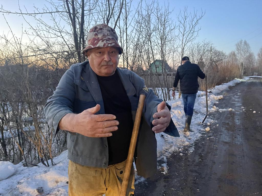 Виктор Чурин уточняет, что в большой трубе под дорогой остался небольшое просвет. Фото: Анна Куприянова, "Глобус"