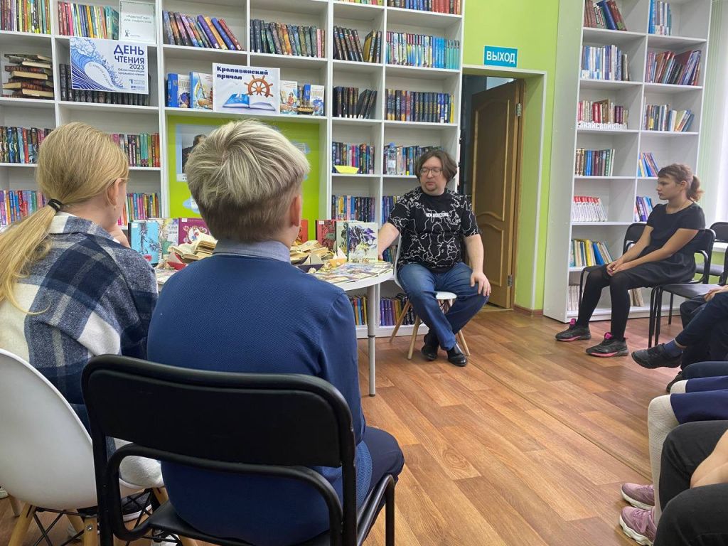 Александр Жумабеков читал школьникам книгу Крапивина. Фото: Анна Куприянова, "Глобус"