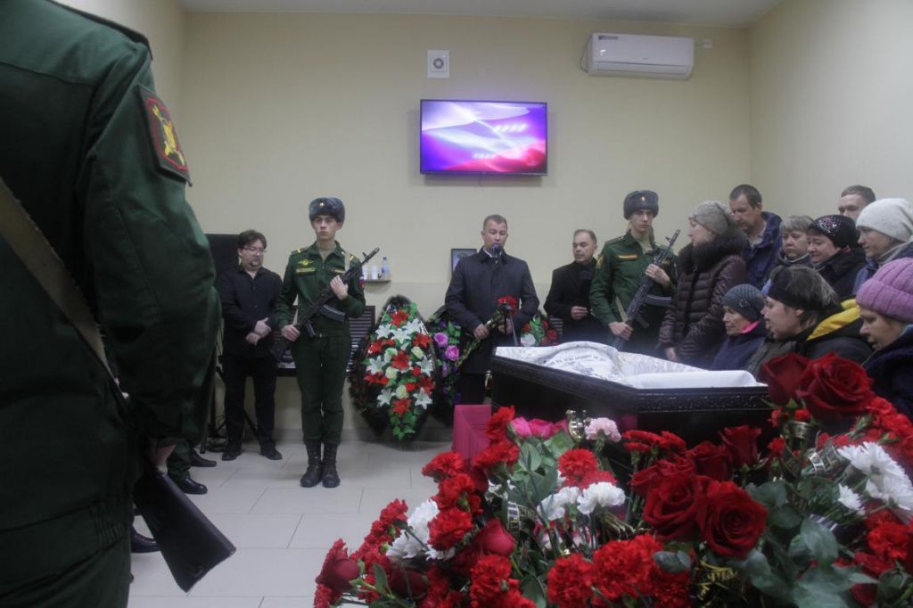 Официальные лица произнесли речи у гроба погибшего серовчанина. Фото: Константин Бобылев, "Глобус"