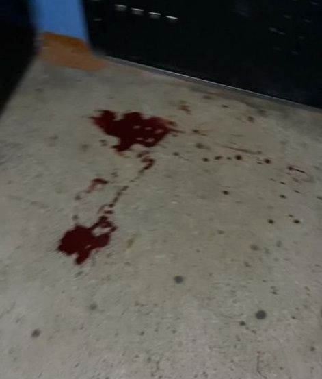 В подъезде на первом этаже была лужа крови. Фото: Ольга Кожинова В подъезде на первом этаже была лужа крови. Фото: Ольга Кожинова