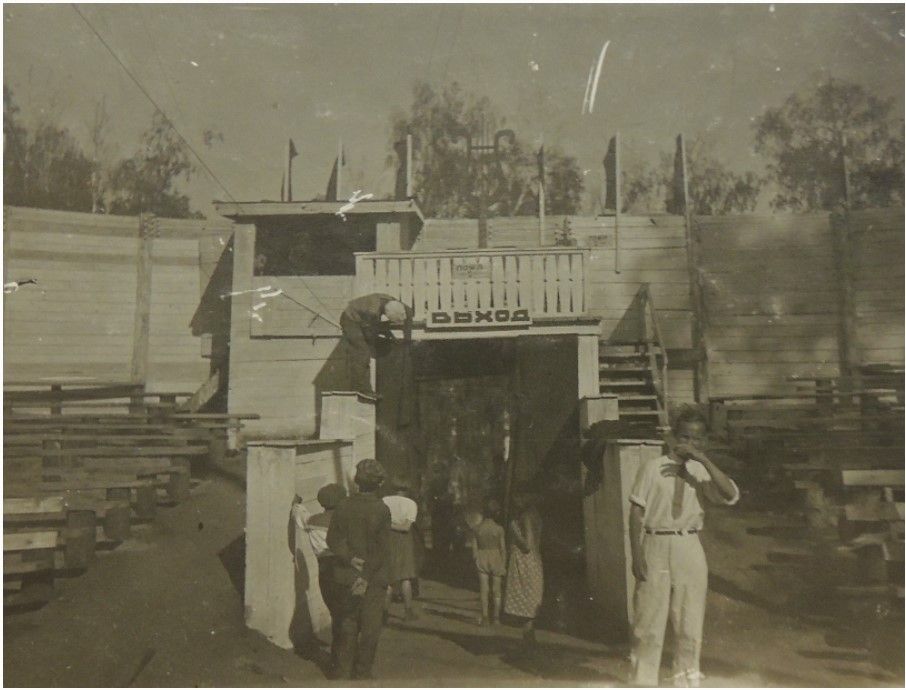 Фотография цирка с внутренней стороны. Вид на выход. Фото из фондов Серовского исторического музея, с сайта goskatalog.ru