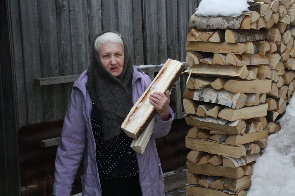 Купить дрова бабушке. Бабушка с дровами. Старушка и дрова. Женщина с охапкой дров. Человек с дровами.