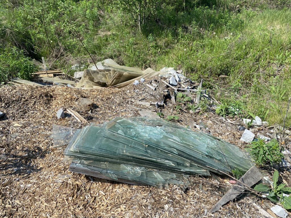 В Серове крупногабаритный мусор со свалок не вывозят, а закапывают в землю  и опил? | Истории | СеровГлобус.ру