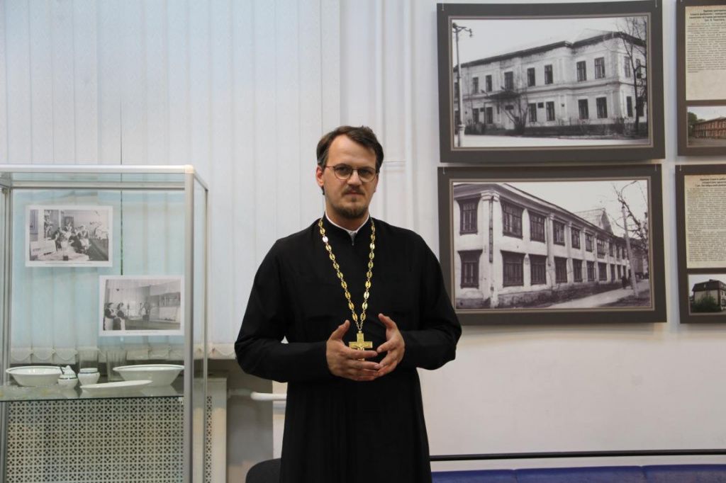 Отец Симеон рассказал еще одну версию происхождение названия города. По мнению священника, город назван в честь святой Надежды. Фото: Анна Куприянова, "Глобус"