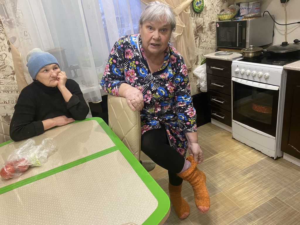 Вера Трефилова дома надевает дополнительную пару носков. Фото: Анна Куприянова, "Глобус"