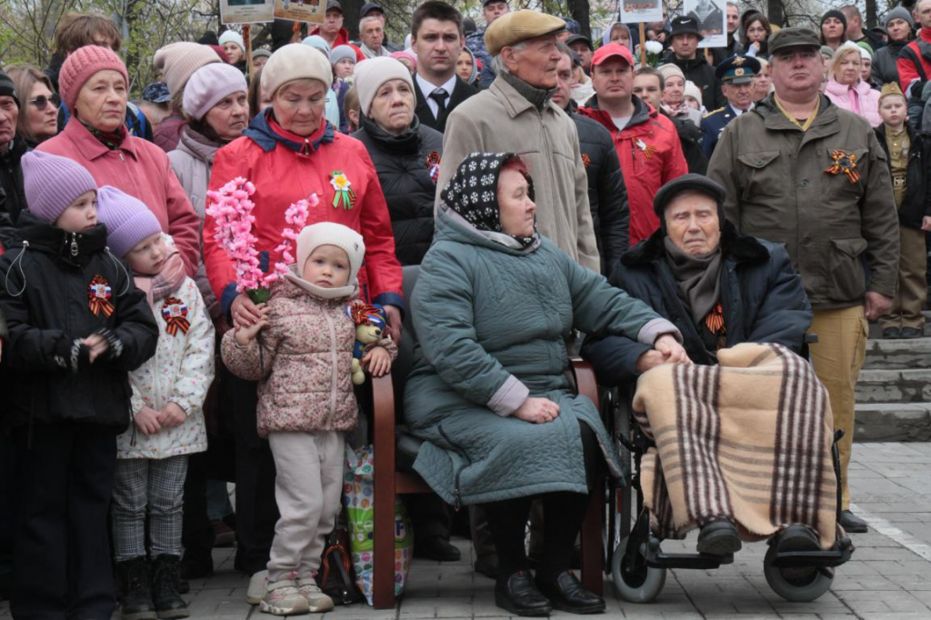На митинге присутствовал Иван Федорович Тилькун с супругой Еленой Михайловной. В этом год уветран отпразднует 100-летие. Фото: Константин Бобылев, "Глобус"