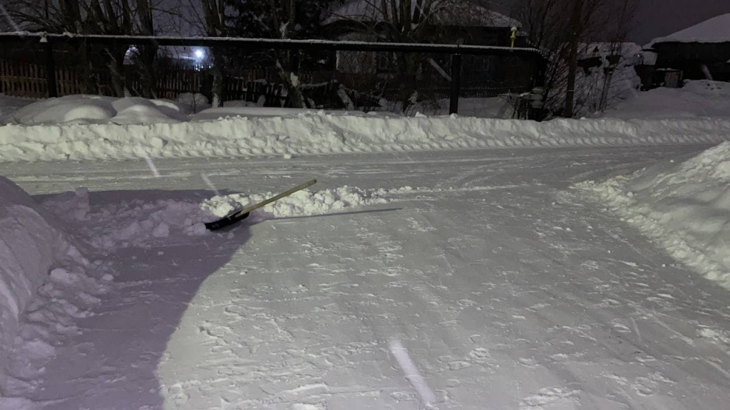 Заезд к домам жители чистили долго. Снег успел слежаться. Фото: Анна Куприянова, "Глобус"