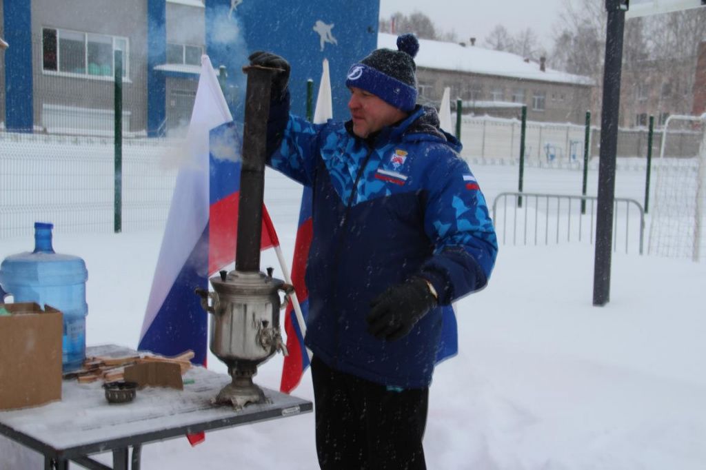 Участников турнира и зрителей угощали чаем из самовара. Фото: Анна Куприянова, "Глобус"