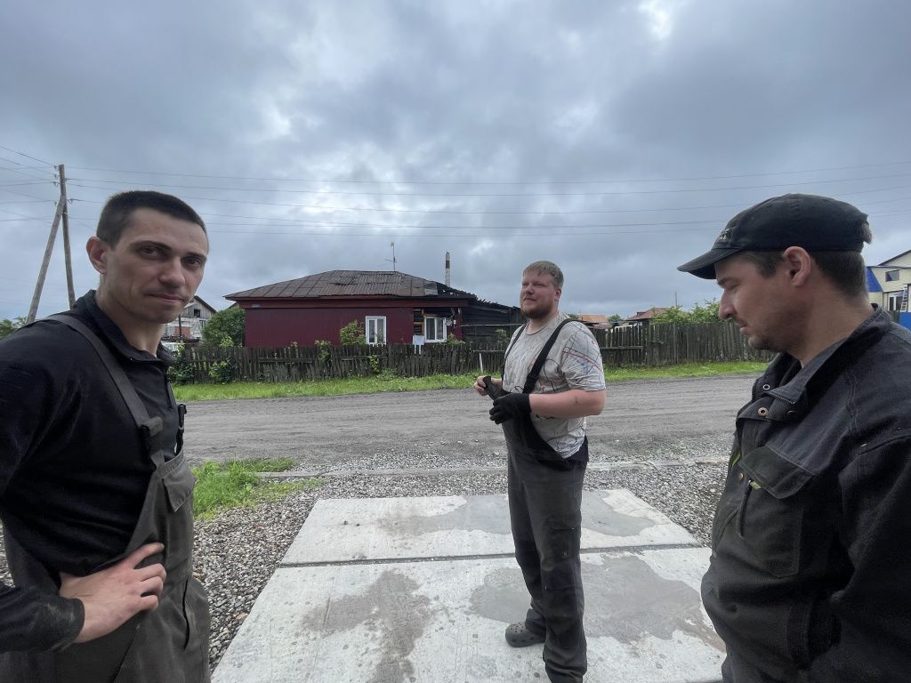 На вурычку к женщине пришли работники автосервиса. Фото: Анна Куприянова, "Глобус"