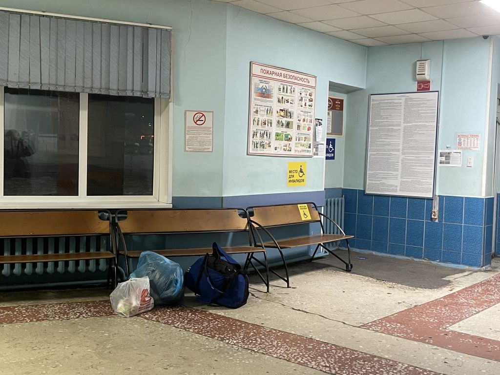 Практически каждый вечер мужчина в желтой шапочке приходит на автостанцию на ночлег. Фото: Анна Куприянова, "Глобус"