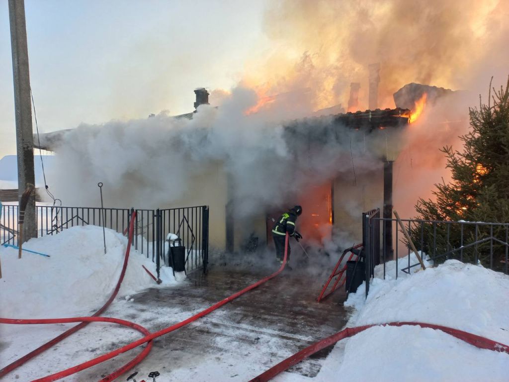 К месту вызова выезжали огнеборцы из ПЧ 6/7 и 56-й ПСЧ. Фото предоставлено 56-й ПСЧ