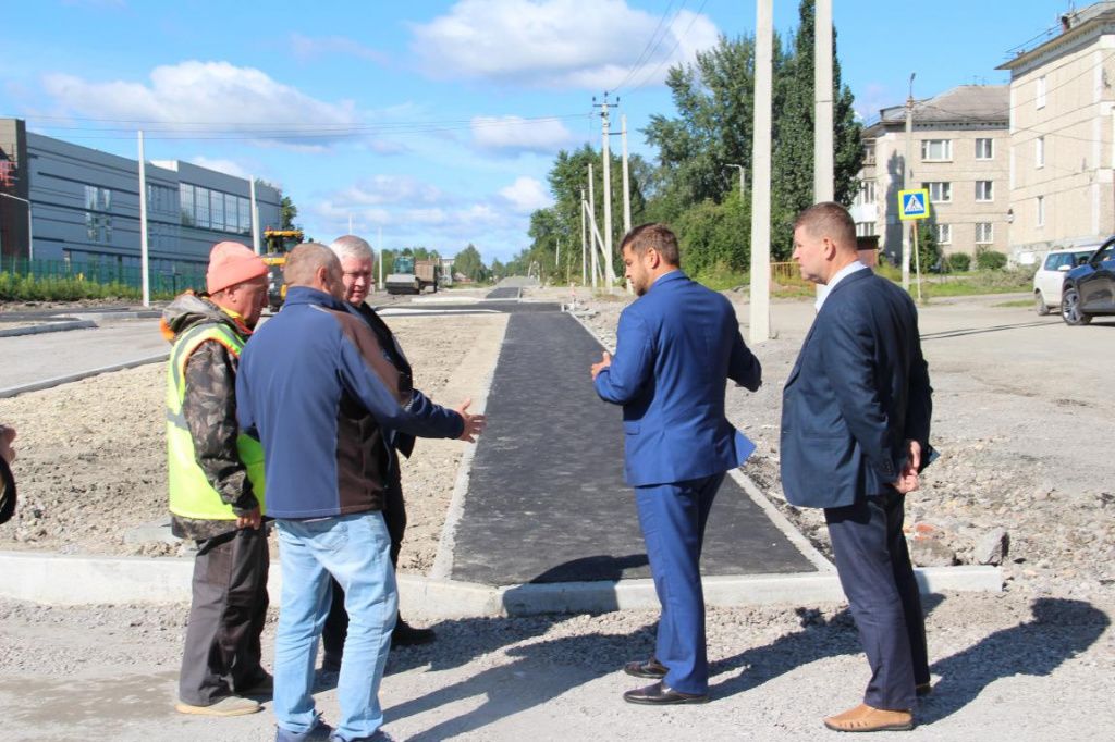 На улице Короленко заасфальтирована часть тротуаров. Фото: Анна Куприянова, "Глобус"