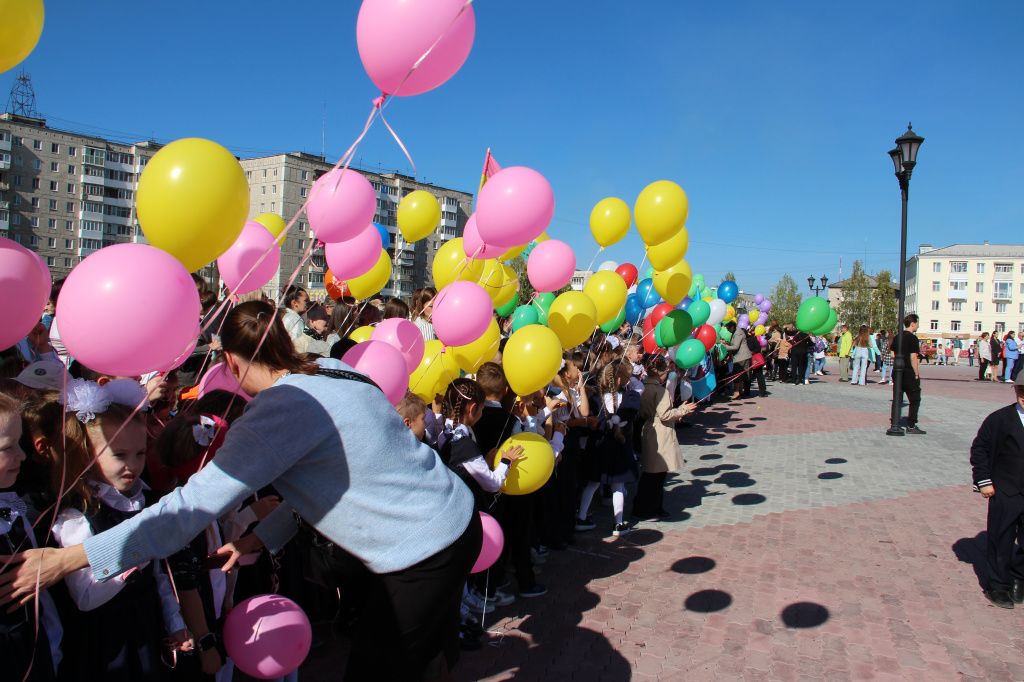 Сотни мальчишек и девчонок собрались на празднике "Посвящение в первоклассники". Фото: Анна Куприянова, "Глобус"