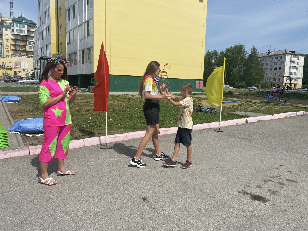 Большую помощь при проведении праздника оказывали педагоги подросткового центра "Эдельвейс". Фото: Анна Куприянова, "Глобус"
