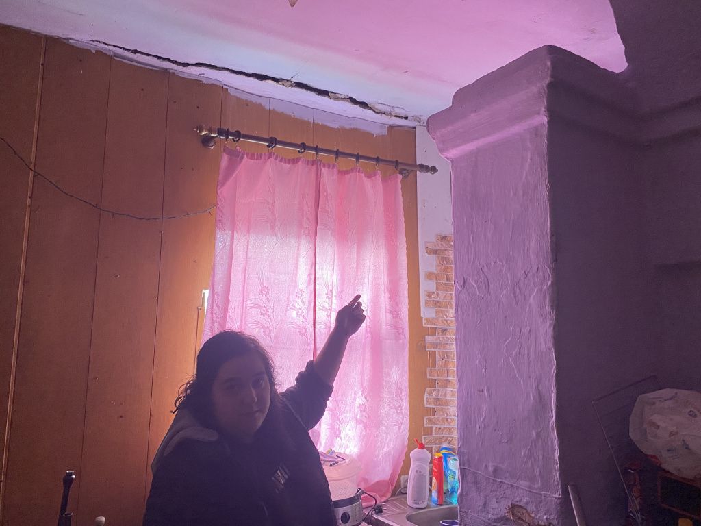 Елена Швидкая рассказала, что трещина в потолке скрывалась за декоративным потолком. Фото: Анна Куприянова, "Глобус"