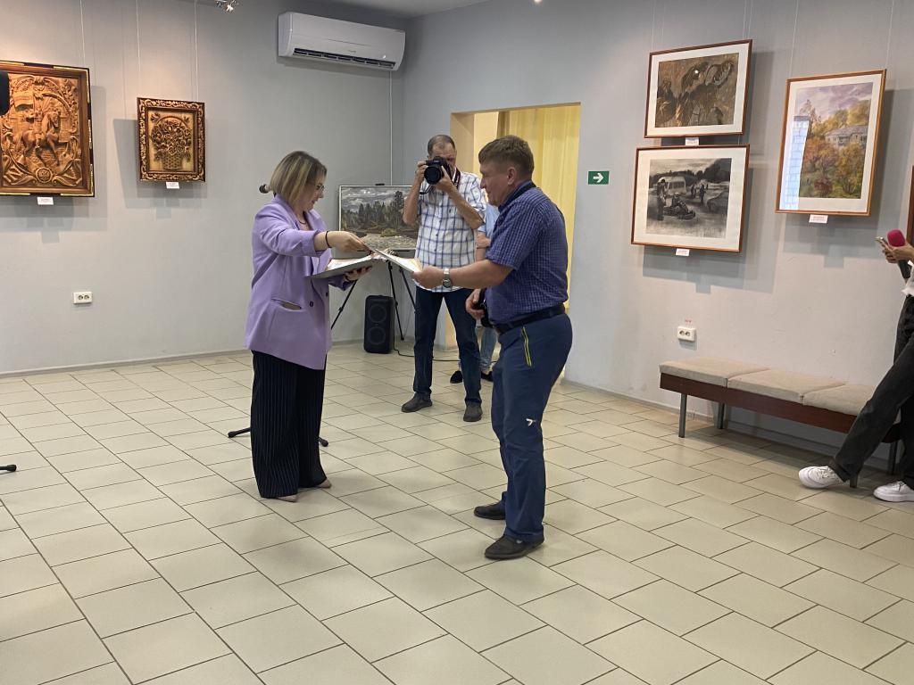 Каждому автору выставки вручили дипломы. Фото: Анна Куприянова, "Глобус"