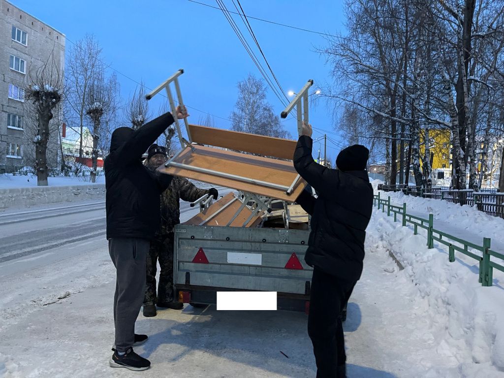 Мебель аккуратно ставили в прицеп. Фото: Анна Куприянова, "Глобус"