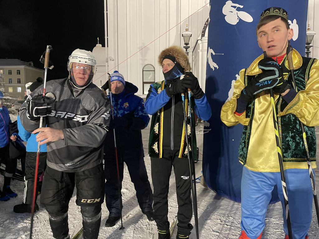 В забеге "За здоровый образ жизни" Виктор Калачик бежал в хоккейной форме, Константин Сидоров в башкирском наряде, Артем Поскребышев - в татарском. Фото: Анна Куприянова, "Глобус"