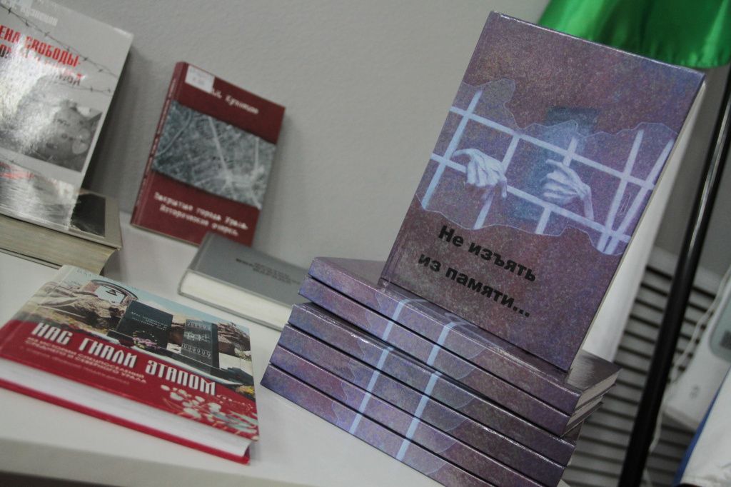 Тираж книги - 100 экземпляров. На ее обложке изображение с памтяника жертвам политических репрессий, установленного в Серове. Фото: Константин Бобылев, "Глобус"