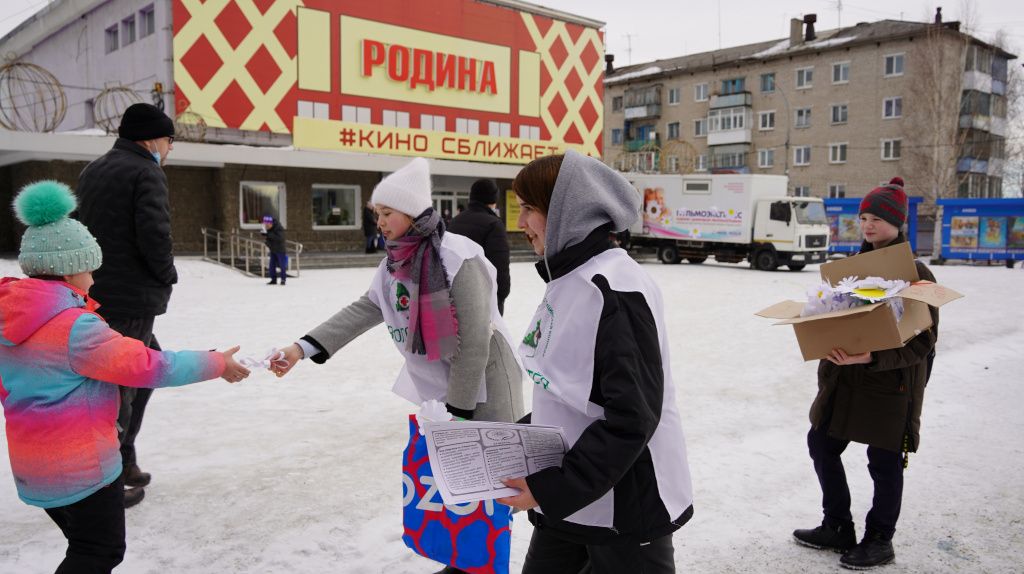 Волонтеры раздавали прохожим белые ромашки. Фото: Олег Романов, пресс-секретарь городской больницы
