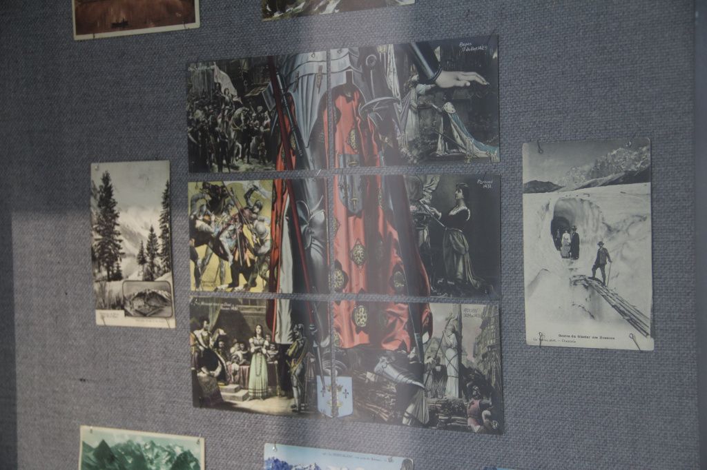 Неполная серия открыток, посвященных Жанне д`Арк.Из отдельных карточек можно собрать изображение Орлеанской девы. Фото: Анна Куприянова, "Глобус"