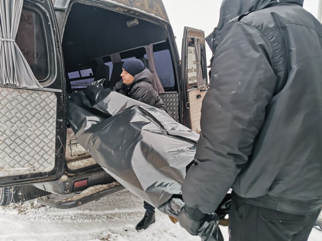 Тело помещают в черный мешок на месте смерти, на носилках уносят в катафалк, который доставляет усопшего либо в морг, либо в холодильник “Обряда”. Фото: Константин Бобылев, “Глобус”