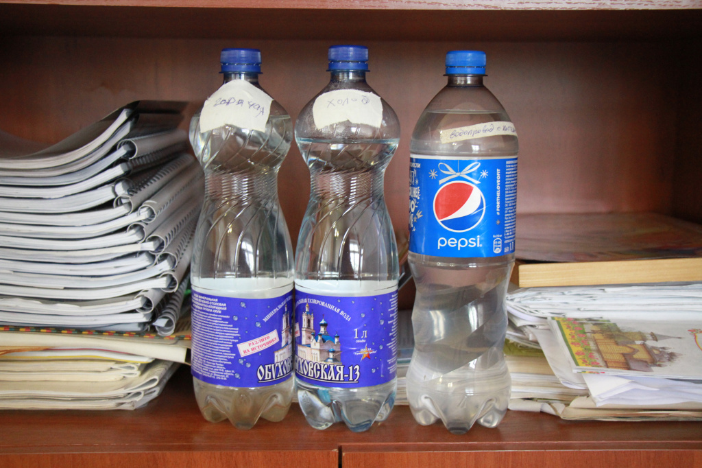 Бутылки с водой в кабинет руководителя "Вертикали" приносит одна из сотрудниц, которая живет в поселке Энергетиков. Фото: Константин Бобылев, "Глобус"