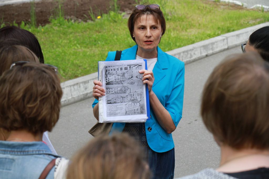 Валентина Гриценко выбрала темой своей экскурсии соцгород. Фото: Константин Бобылев, "Глобус"